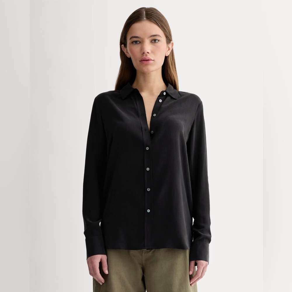 Everlane The Must-Have Shirt in Washable Silk in black- Size 2